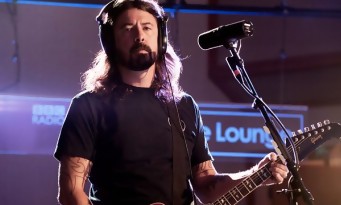 Foo Fighters reprend "Let It Be Rock" d'AC/DC live à la BBC