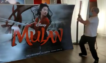 Un exploitant de cinéma détruit l'affiche de MULAN avec une batte en réaction à Disney