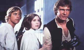 En 1977, la jeune Carrie Fisher tentait de résumer Star Wars en français [Vidéo]