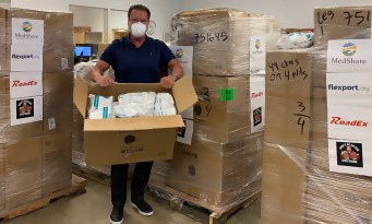 Arnold Schwarzenegger récolte 1 million de dollars en masques pour les hôpitaux