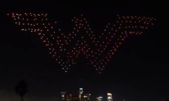 300 drones célèbrent WONDER WOMAN dans le ciel de Los Angeles